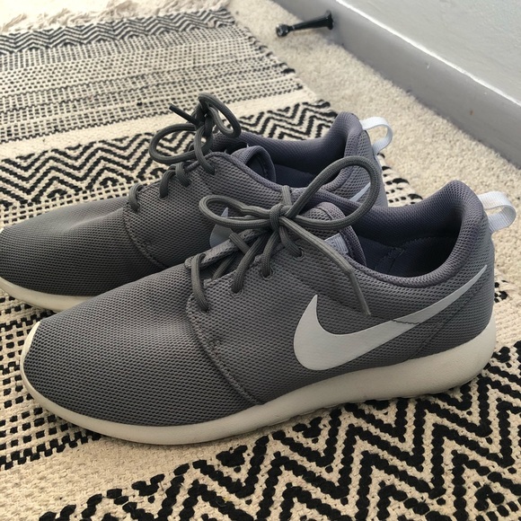 LIKE NEW NIKE ROSHES - Picture 3 of 7
